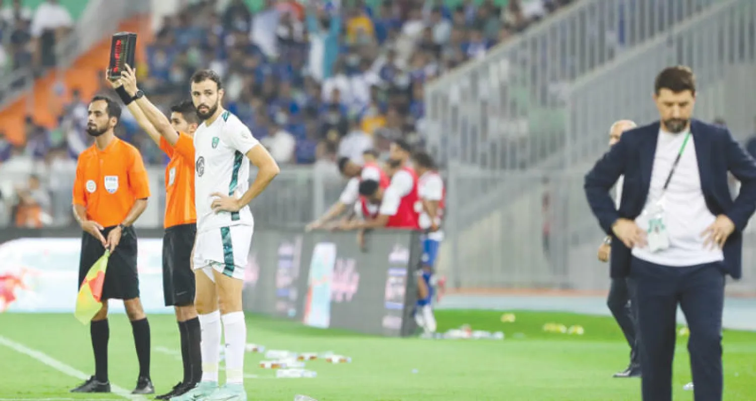 مشاركة النقاز في مباراة الهلال والأهلي أثارت جدلاً قانونياً بين الطرفين (الشرق الأوسط)