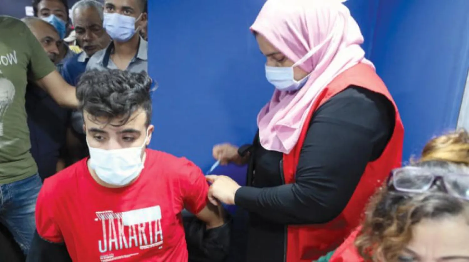 Kahire’deki Sadat istasyonunda bulunan bir aşı merkezi (EPA)