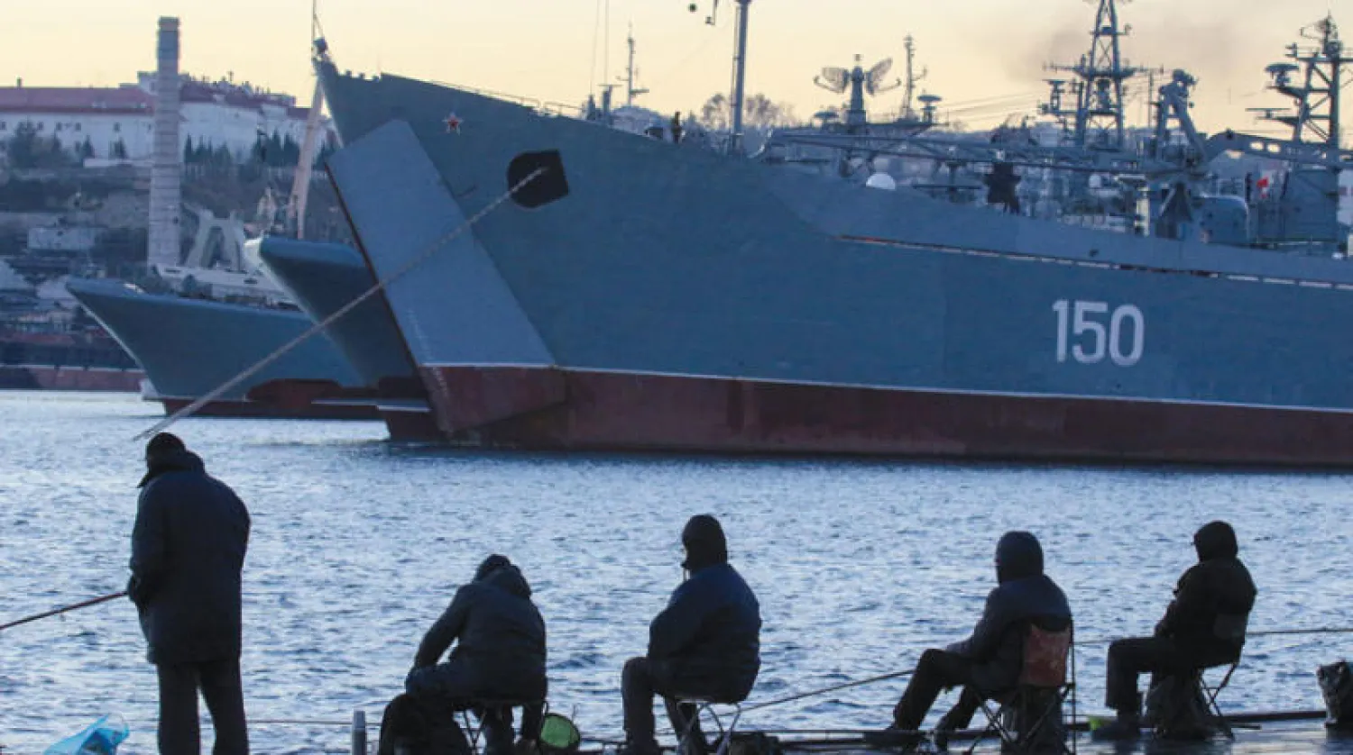 ميناء سيفاستوبول في شبه جزيرة القرم حيث ترسو السفن الحربية الروسية (رويترز)
