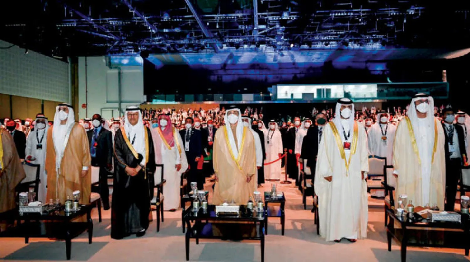 الأمير عبد العزيز بن سلمان والشيخ منصور بن زايد خلال افتتاح معرض أديبك في أبوظبي أمس (وام)