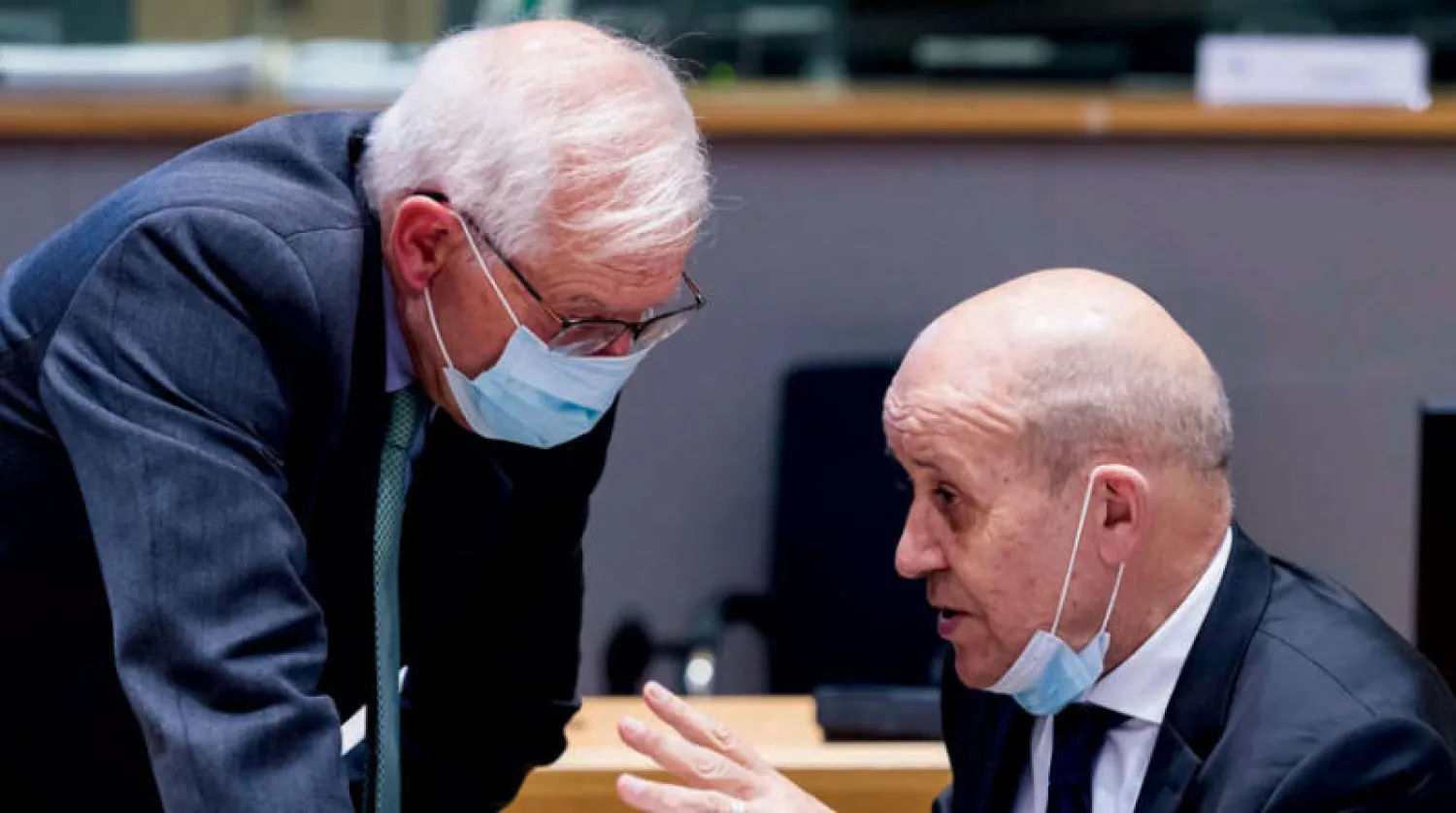 مسؤول السياسة الخارجية والشؤون الأمنية والدفاعية في الاتحاد الأوروبي (يسار) في حديث مع وزير الخارجية الفرنسي أمس ببروكسل (أ.ب)