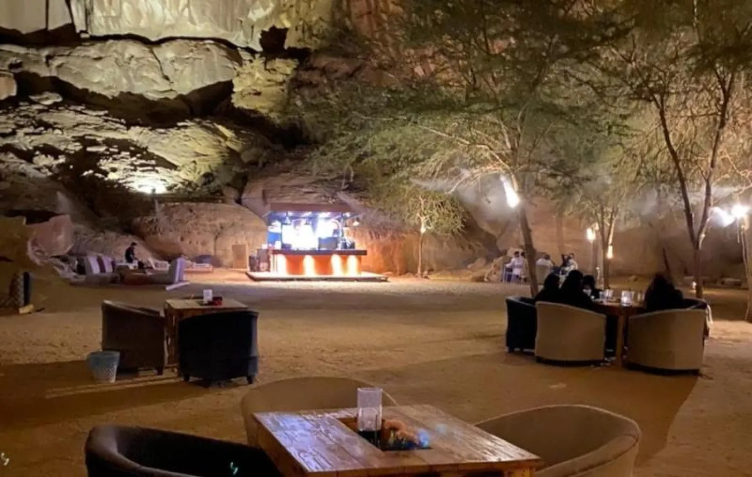 مواطن استثمر مساحة منزله بين تضاريس الجبال إلى مقهى بسيط (الشرق الأوسط)