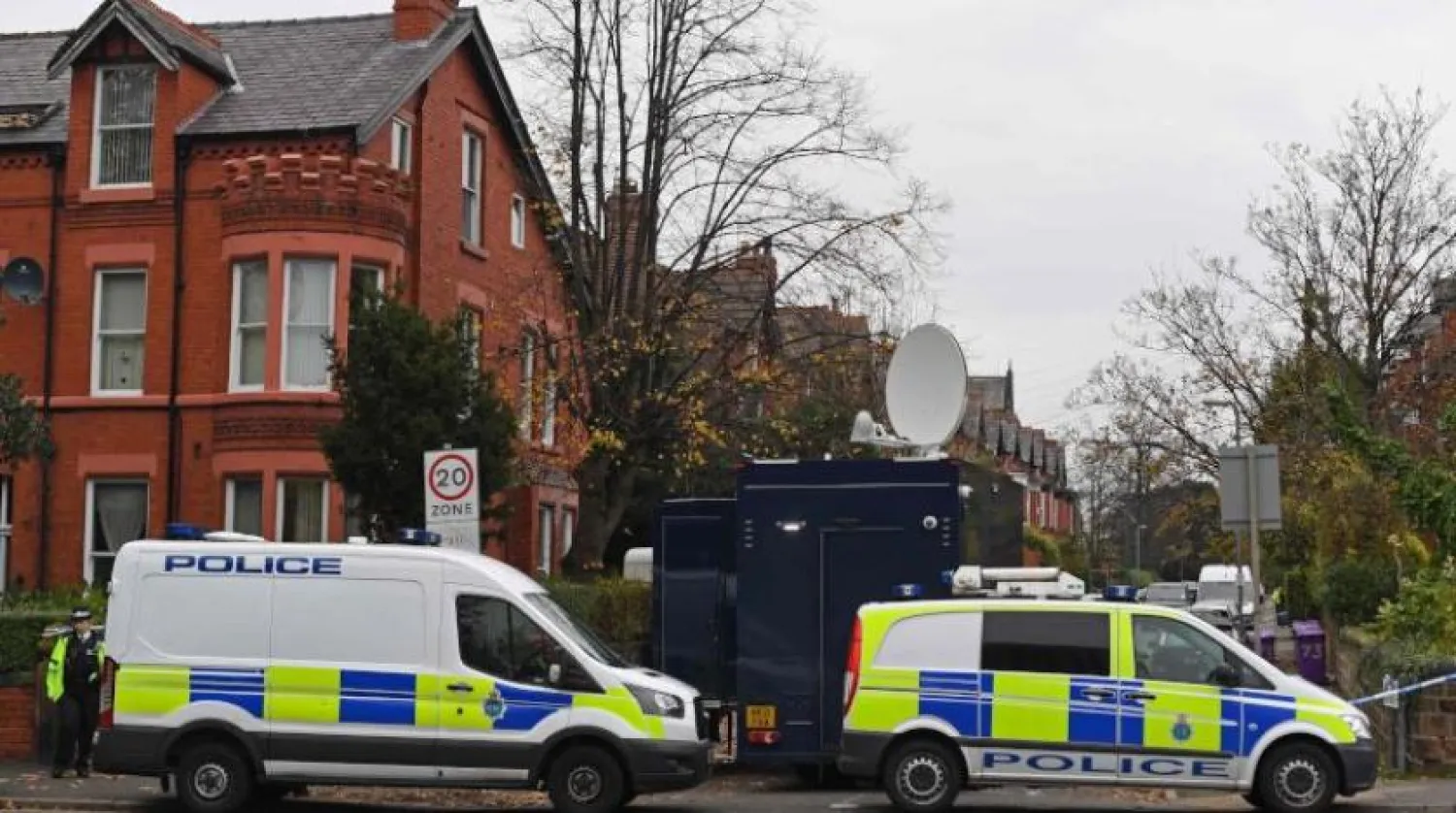 Liverpool'da Rutland Caddesi'ni kordon altına alan polis memurları (AFP)
