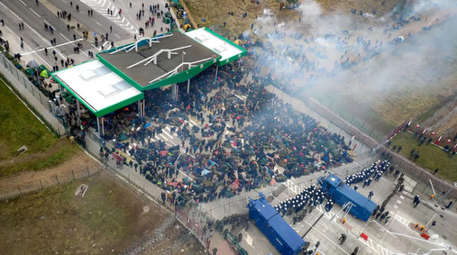 مهاجرون على حدود بيلاروسيا أمس أملاً في الدخول إلى بولندا التي تتهم جارتها الشرقية بأنها وراء الأزمة (رويترز)