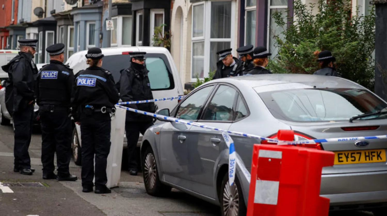 الشرطة أمام منزل في حي بليفربول حيث أوقف أمس 3 أشخاص على خلفية الانفجار (رويترز)