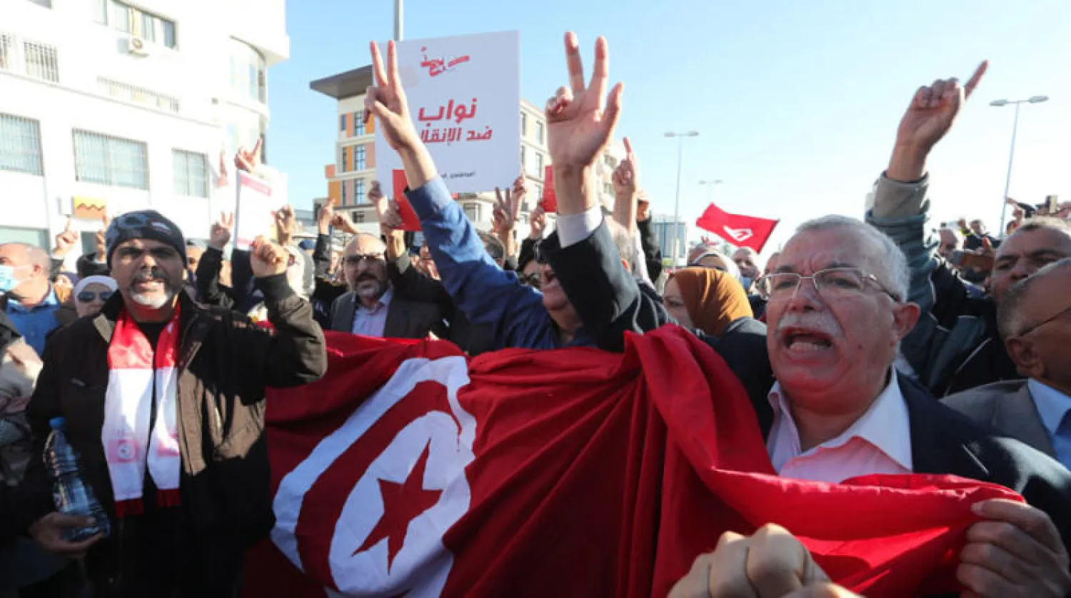 جانب من المظاهرات الرافضة قرارات الرئيس قيس سعيد وسط العاصمة أول من أمس (إ.ب.أ)