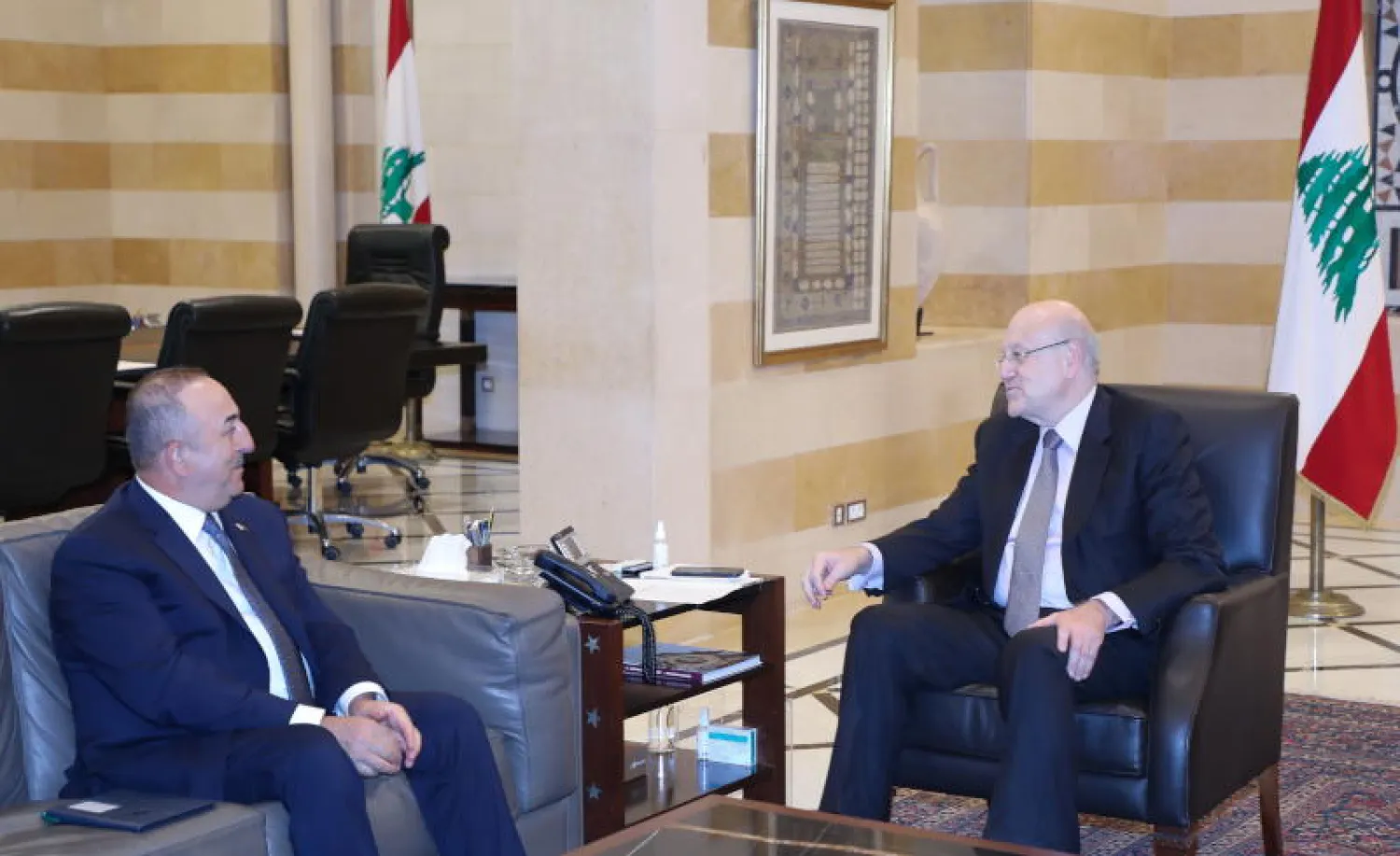 رئيس الوزراء اللبناني نجيب ميقاتي خلال استقباله وزير الخارجية التركي مولود جاويش أوغلو (إ.ب.أ)