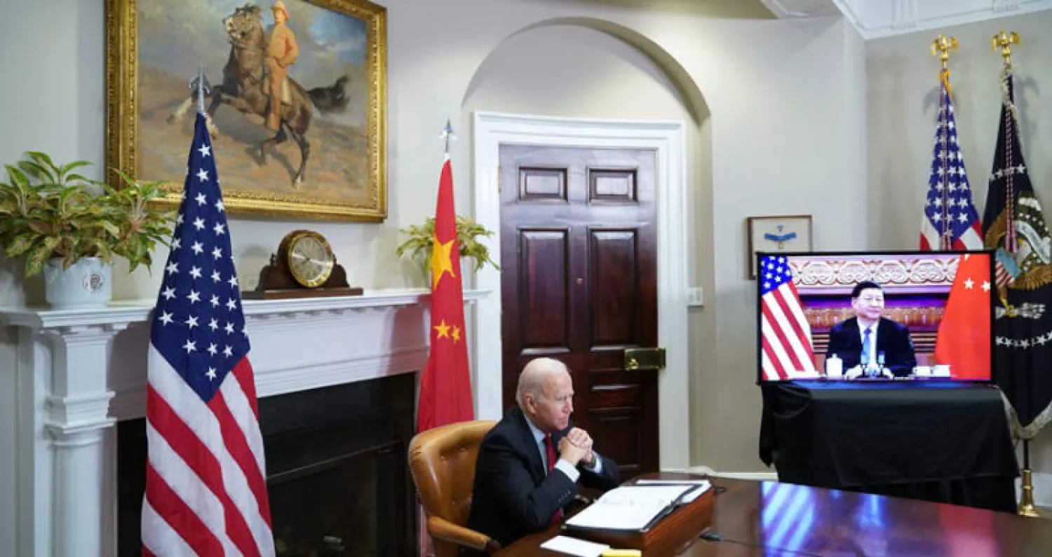الرئيس بايدن خلال القمة الافتراضية مع الرئيس شي ليلة الاثنين - الثلاثاء (أ.ف.ب)