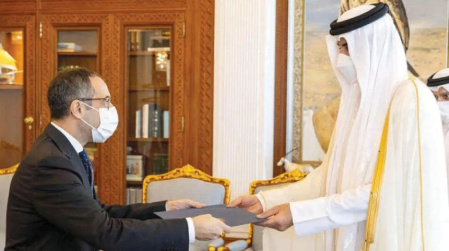 The Egyptian ambassador to Doha handing his credentials to the Emir of Qatar (Egyptian Foreign Ministry)
