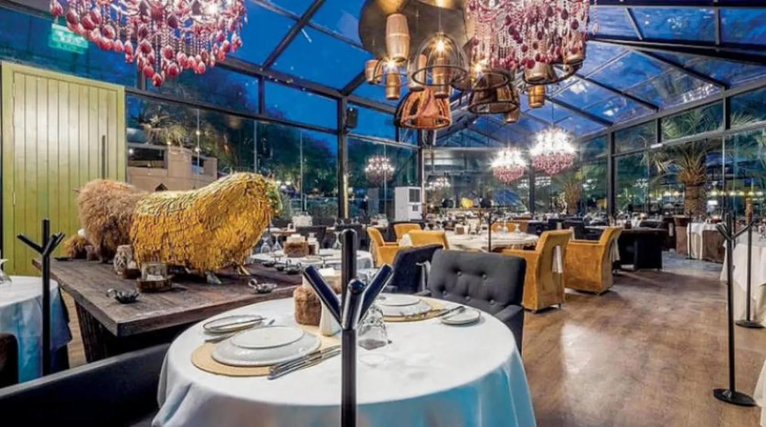 The Groves’ta, Japon, İtalyan ve İspanyol mutfaklarından kaliteli yemekler sunan restoranlar bulunmakta