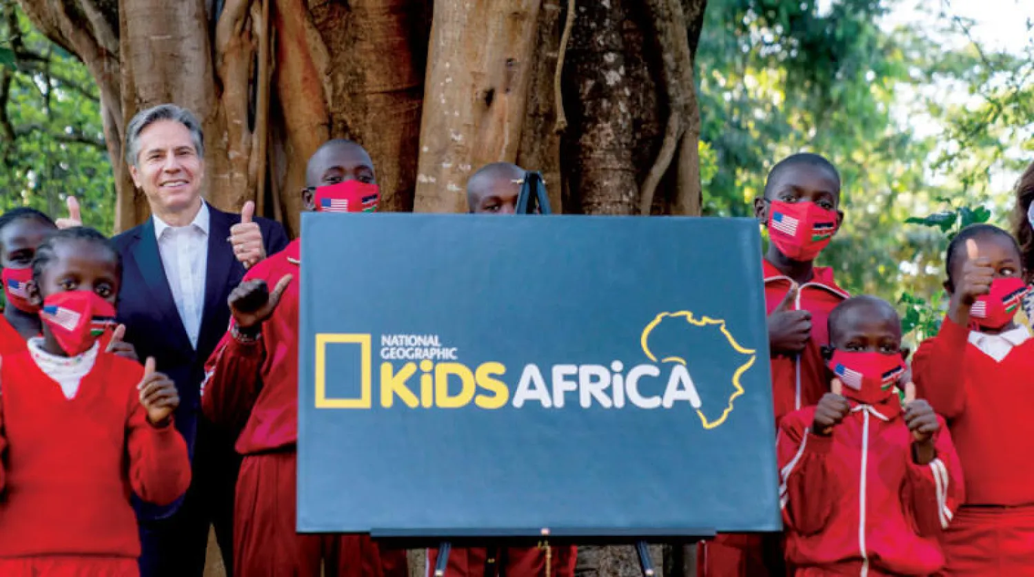 وزير الخارجية الأميركي أنتوني بلينكن مع أعضاء في «أطفال أفريقيا - ناشيونال جيوغرافيك» خلال زيارته لكينيا أمس (رويترز)