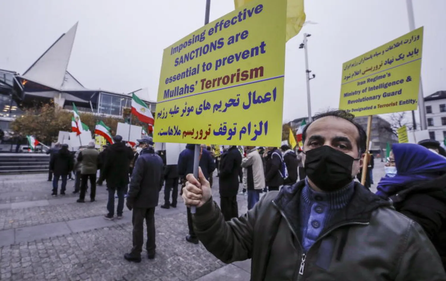 معارضون إيرانيون يتظاهرون خارج المحكمة في أنتويرب (إ.ب.أ)