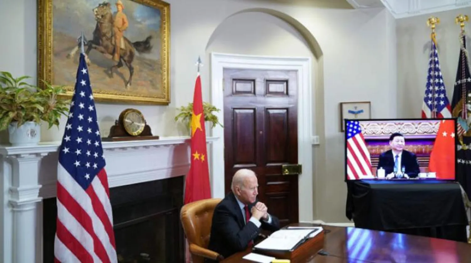 Pazartesiyi salıya bağlayan gece Başkan Şi ile çevrimiçi olarak gerçekleştirilen zirve sırasında Başkan Biden’ın ofisinden bir kare (AFP)