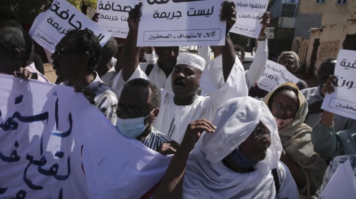 Sudanlı gazeteciler dün Hartum’da ‘Gazetecilik suç değildir’ yazılı pankartları taşıdı (AP)