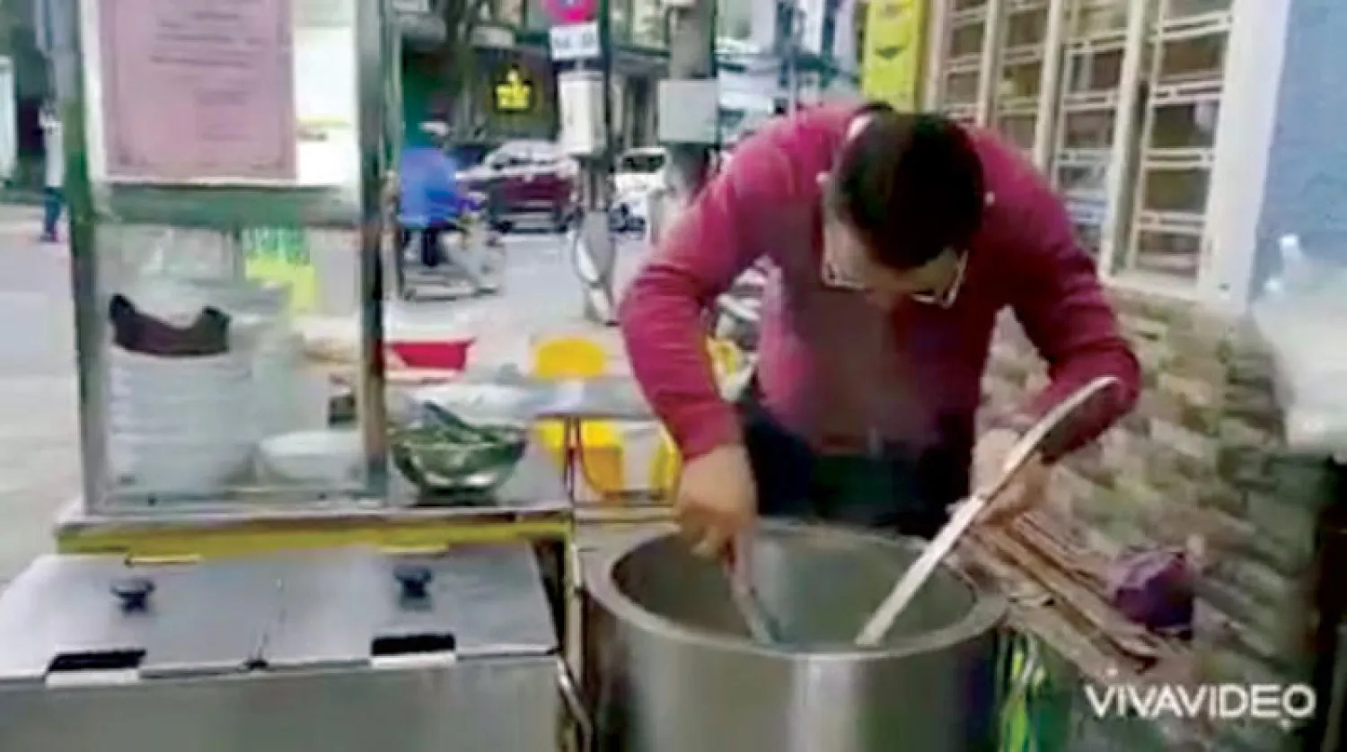 بوي توان لام يطبخ في متجره للحم البقر بفيتنام (رويترز)