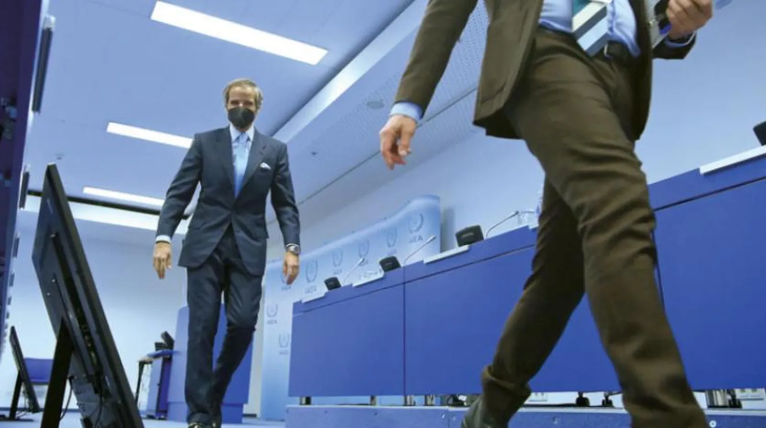 UAEA Genel Direktörü Rafael Grossi, geçen hafta Viyana'da düzenlenen toplantıdaki oturum aralarında (UAEA)