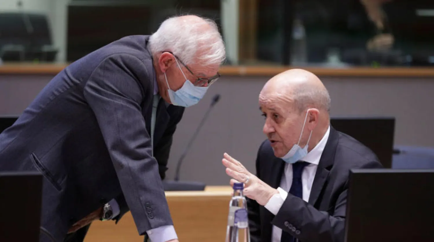 لودريان يتحدث إلى بوريل في الاجتماع الوزاري الأوروبي في بروكسل الاثنين (إ.ب.أ)