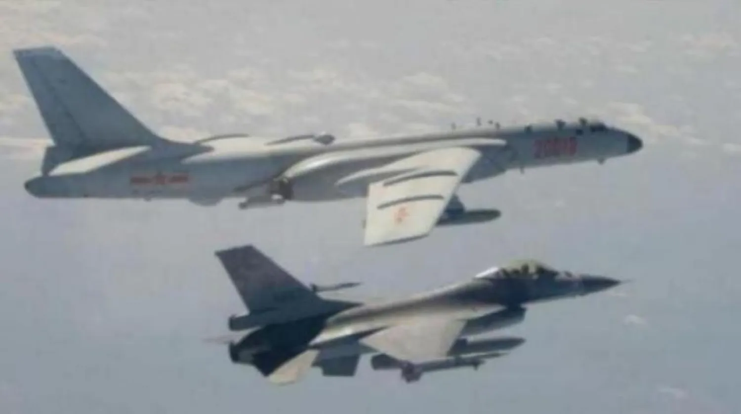 Çin ordusuna ait bir bombardıman uçağı Tayvan F-16'sının yakınında uçuyor (Arşiv - Reuters)
