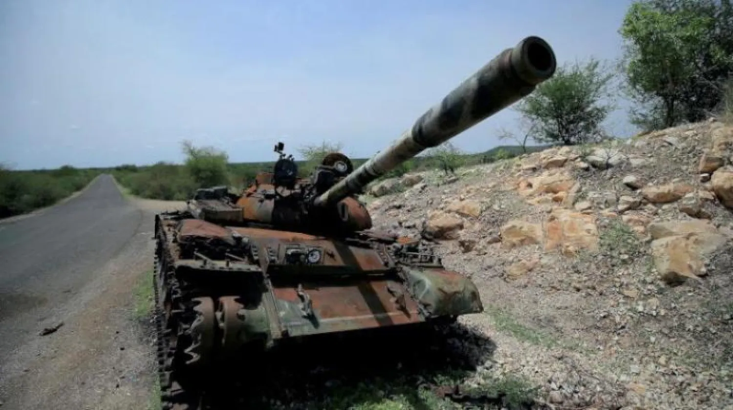 دبابة مدمرة في مدينة هوميرا الإثيوبية بعد اشتباكات بين قوات الجيش الإثيوبي ومقاتلين تابعين لقوات تيغراي (رويترز)