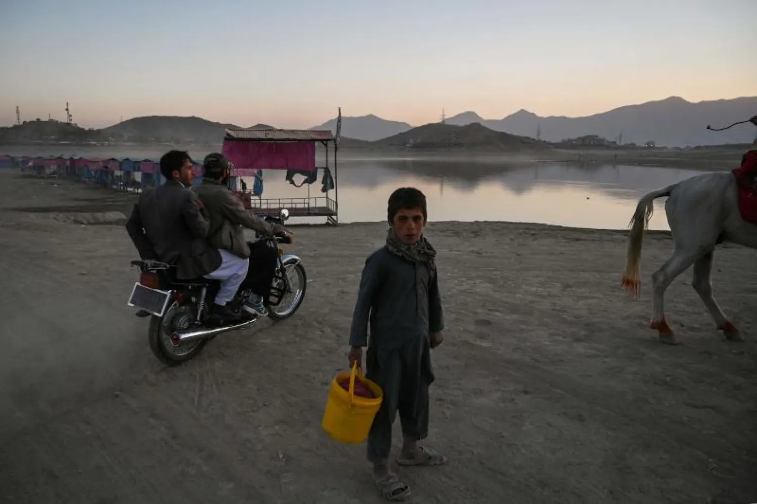 بحيرة قرغه قرب كابل يقصدها أفغان كثر للتنزّه (أ.ف.ب)