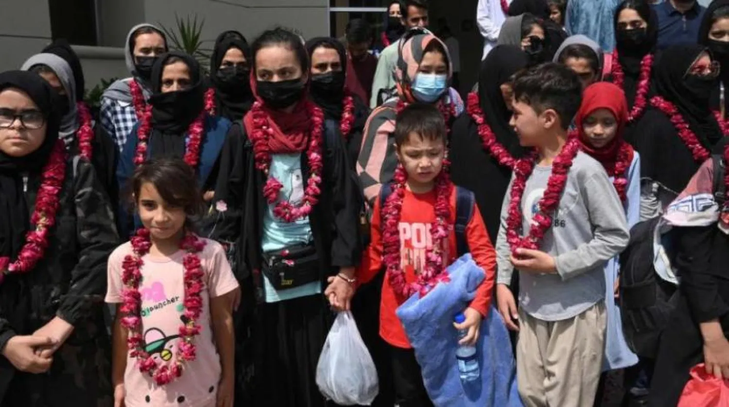 Afgan kadın futbol takımının üyeleri aileleri ile birlikte (AFP)