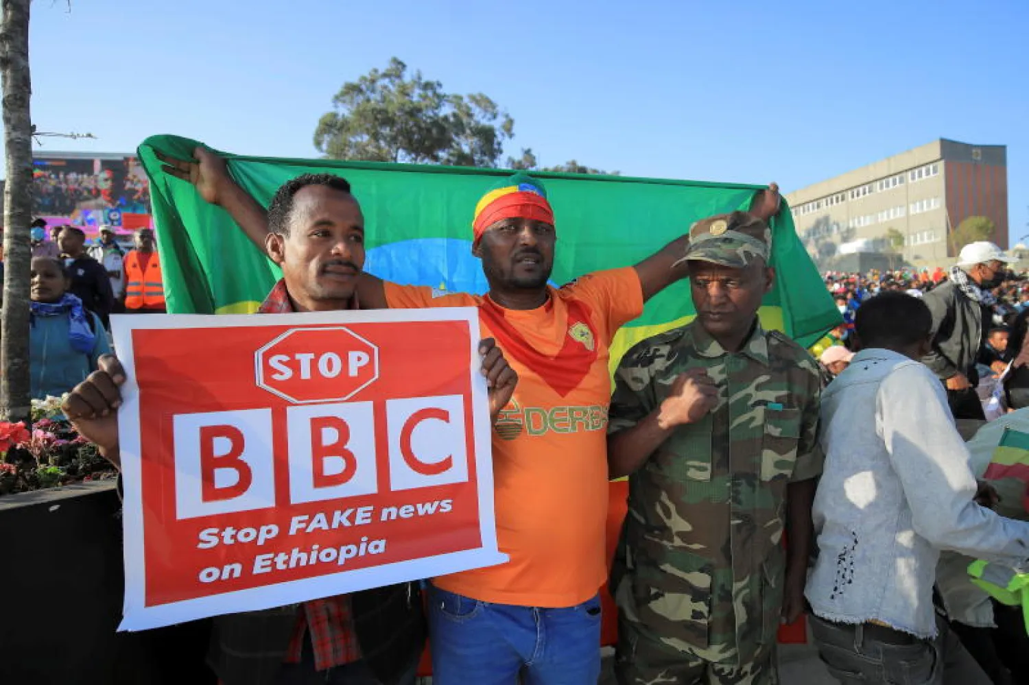 مواطنون بإثيوبيا يحملون لافتات مناهضة لتغطية وسائل الإعلام الغربية للحرب في تيغراي (رويترز)