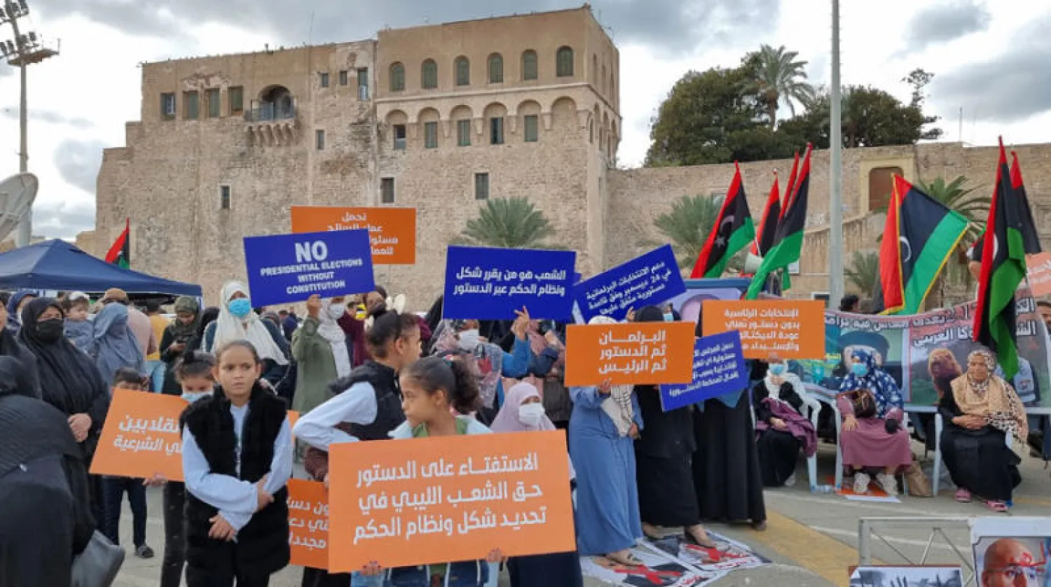 جانب من المظاهرات الرافضة لترشح سيف الإسلام القذافي والمشير خليفة حفتر وسط طرابس أول من أمس (أ.ف.ب)