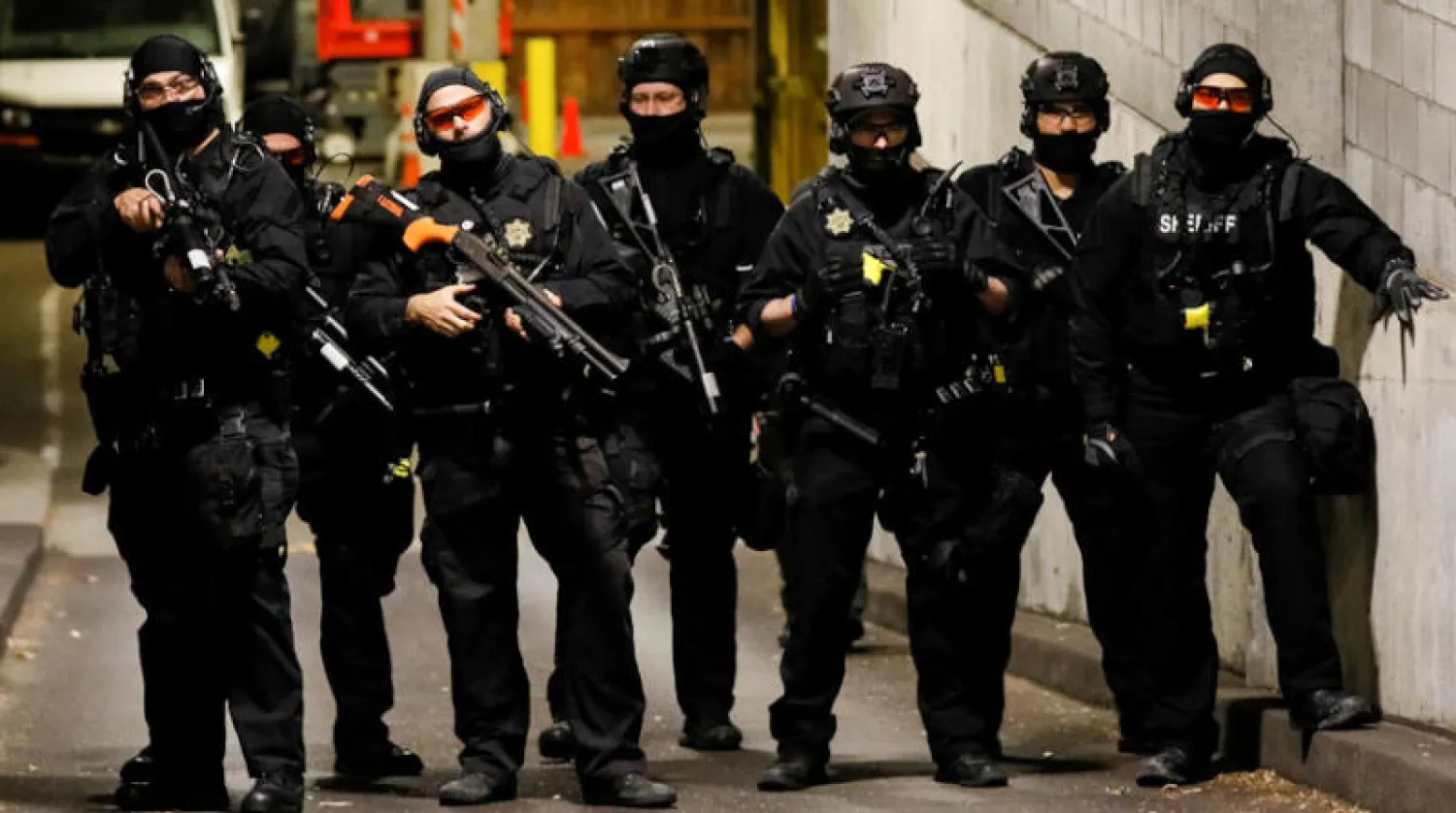 الشرطة تحمي مدخل المحكمة بعد النطق بالحكم وتبرئة المتهم (رويترز)