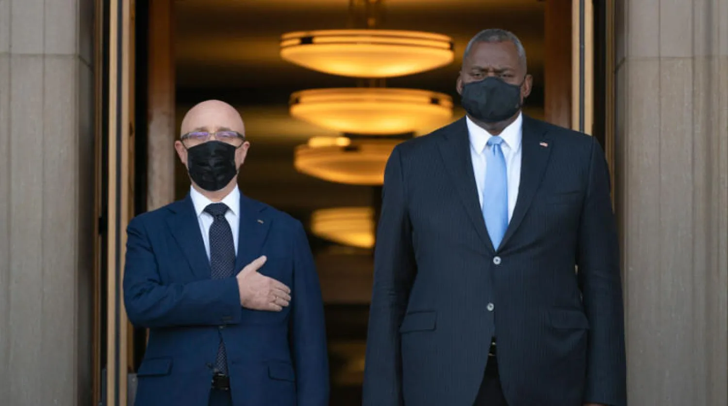 أوستن (يمين) مع نظيره الأوكراني الذي أنهى الجمعة زيارته إلى واشنطن (أ.ب)