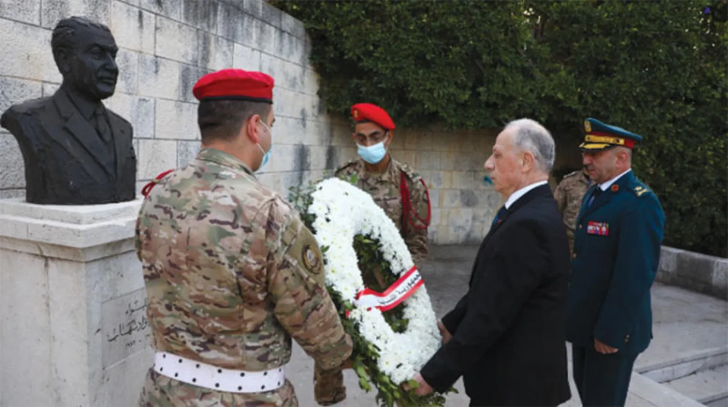 وزير الدفاع اللبناني يضع إكليلاً على ضريح الرئيس الراحل فؤاد شهاب (الوكالة الوطنية)