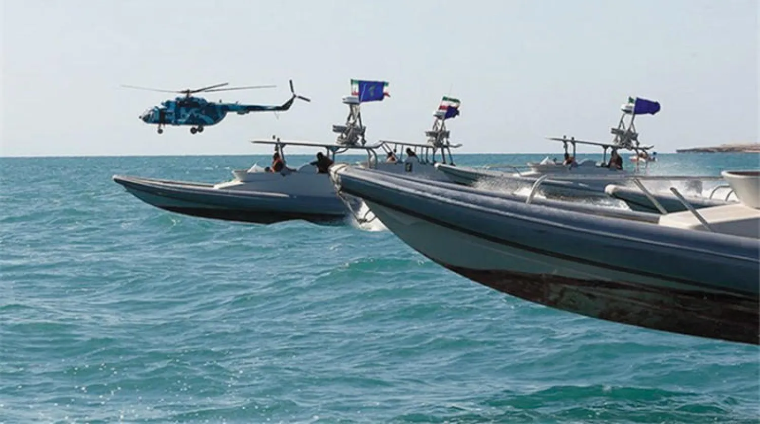 زوارق سريعة ومروحية تابعة لـ«الحرس الثوري» في تدريبات عسكرية بالخليج (تنسيم)