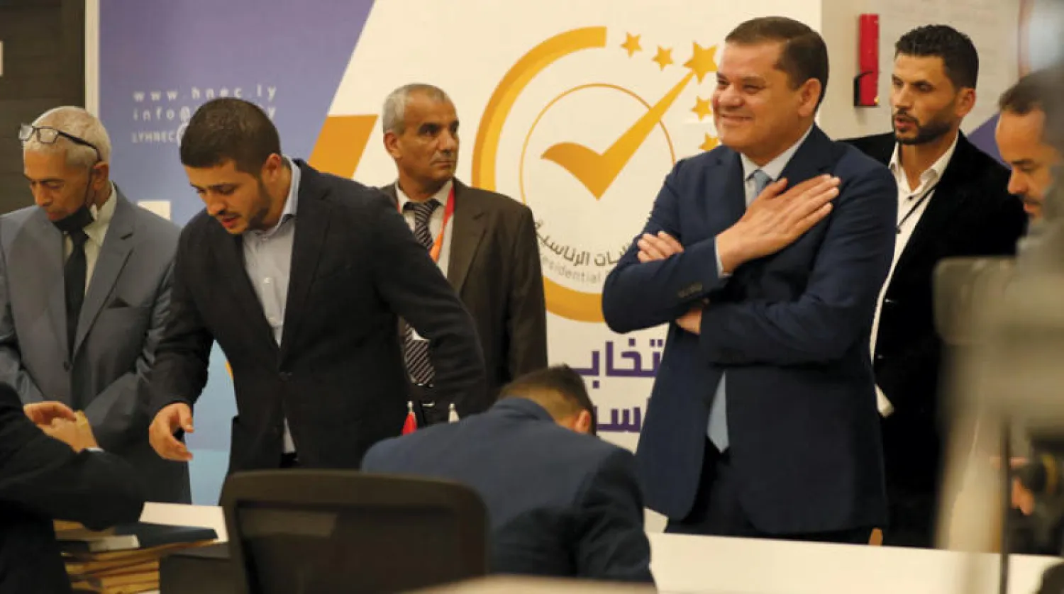 عبدالحميد الدبيبة بعد تقديم أوراق ترشحه للانتخابات داخل مقر المفوضية العليا للانتخابات في طرابلس أمس (أ.ف.ب)