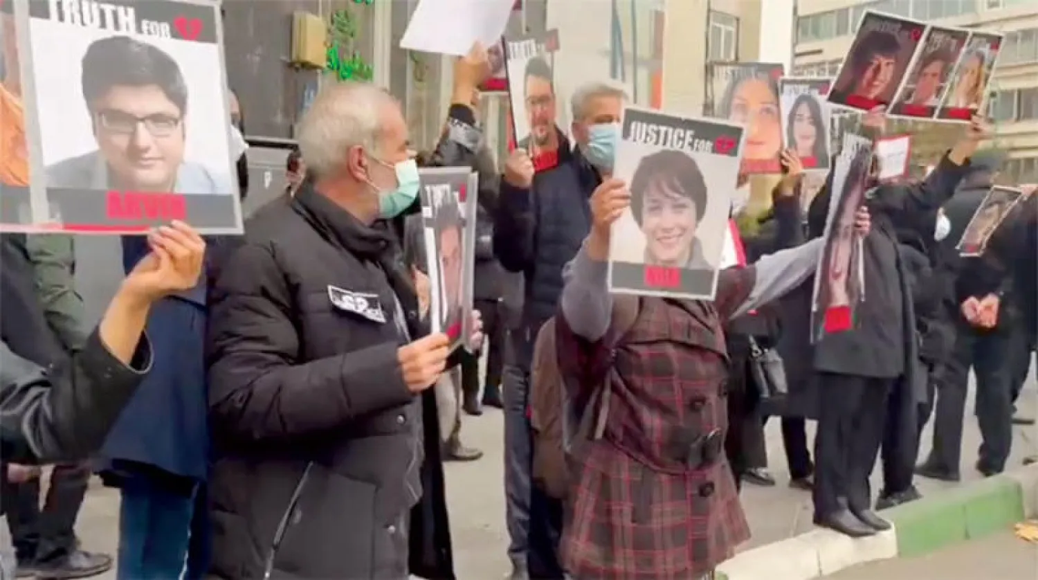 أهالي ضحايا الطائرة الأوكرانية ينظمون وقفة احتجاجية أمام مقر المحكمة العسكرية في طهران أمس (تويتر)