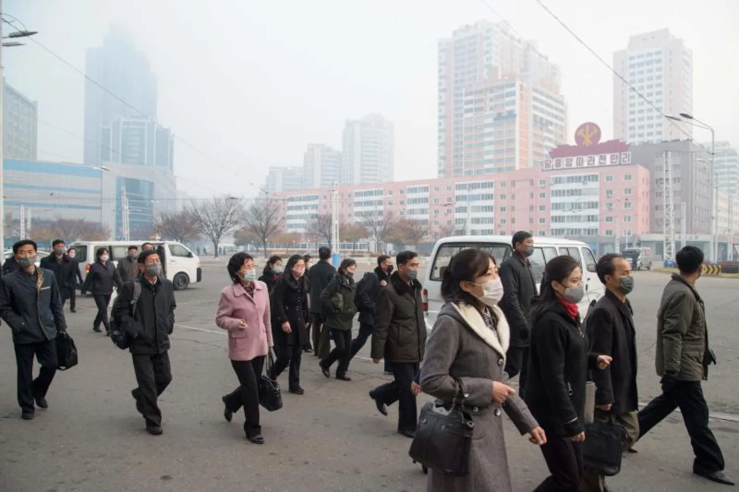 أشخاص يسيرون بالقرب من محطة سكة حديد بيونغ يانغ (أ.ف.ب)