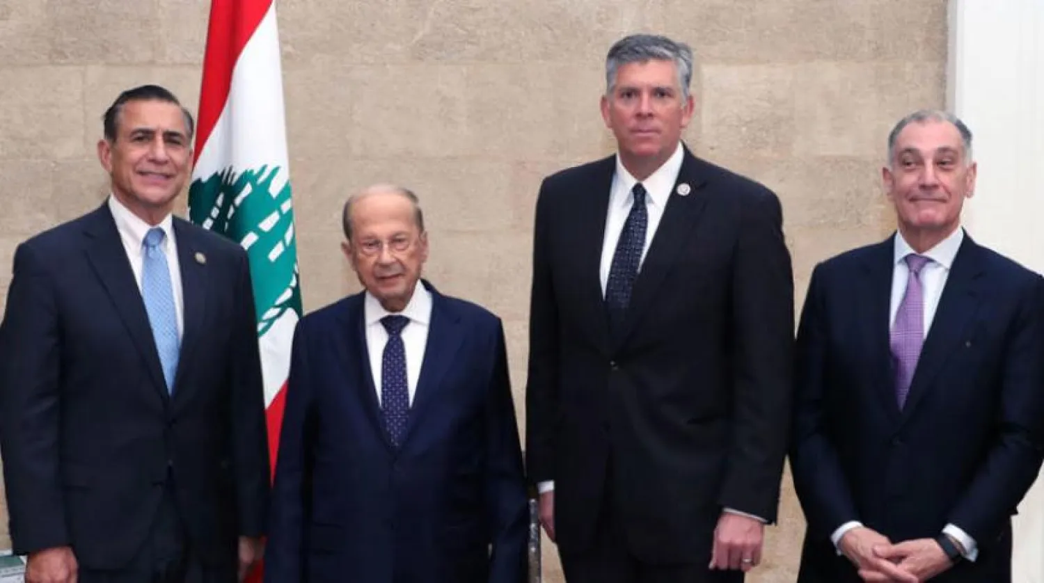 Cumhurbaşkanı Mişel Avn, ABD Senatosu heyetiyle çektirdiği fotoğraf. Avn’ın sağında Daryl Issa ve solunda Darren Lahoud ve Edward Gabriel duruyor (AP)