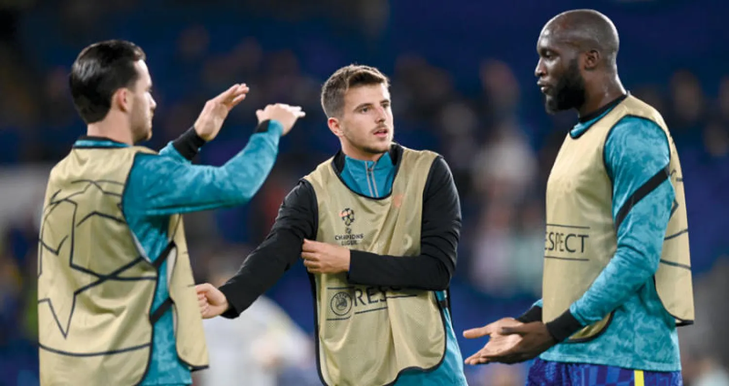 لوكاكو نجم هجوم تشيلسي (يمين) عاد للتدريبات وجاهز للمشاركة أمام يوفنتوس (إ.ب.أ)