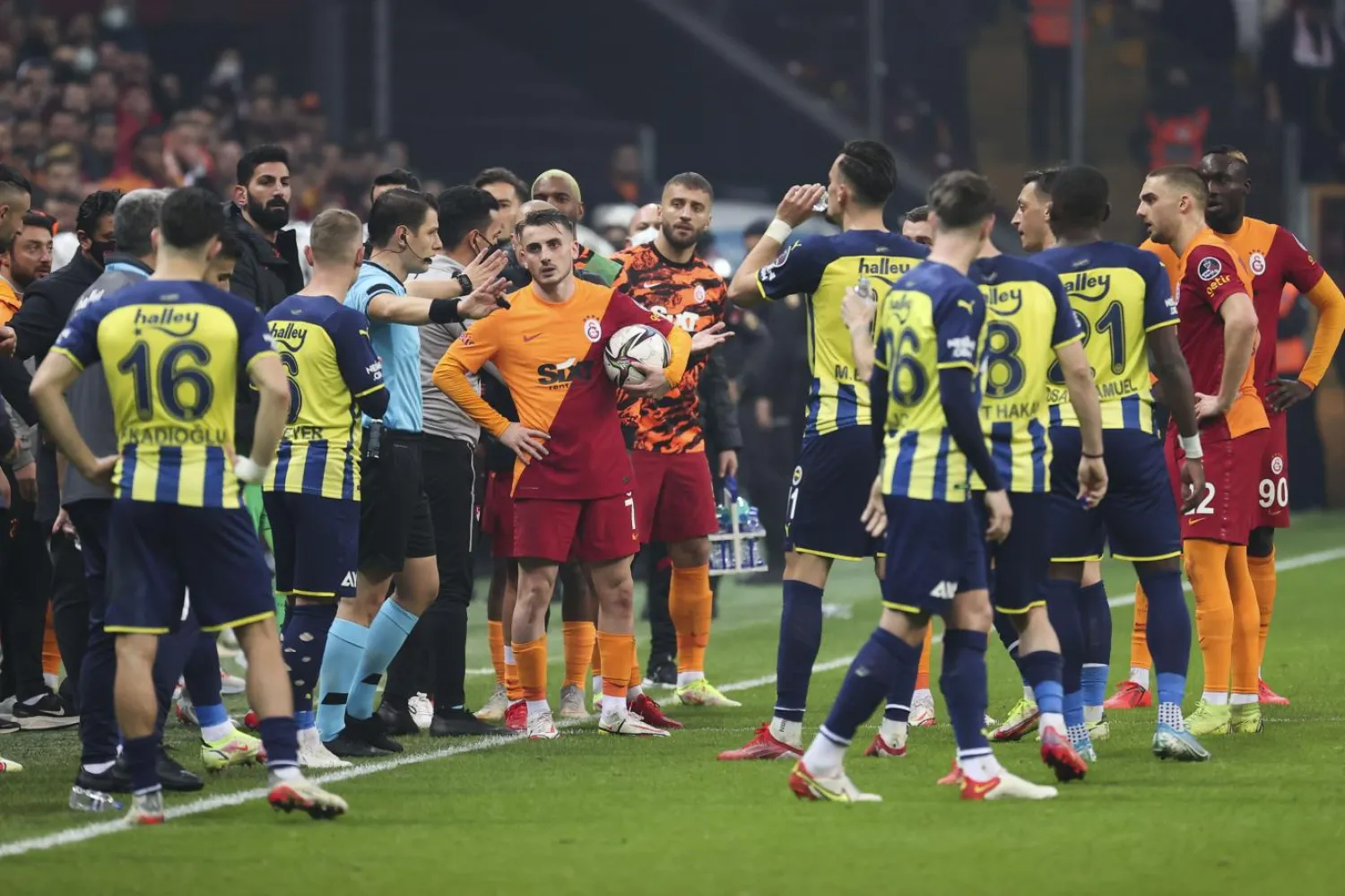 Halil Umut Meler'in kararları derbi maçtaki kararları tartışılıyor / Fotoğraf: AA