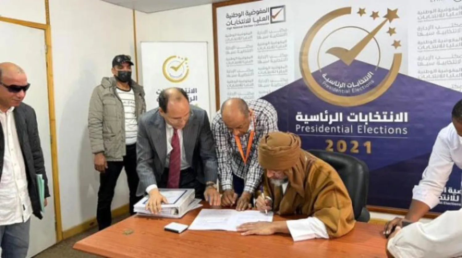 سيف الإسلام القذافي لدى تقديم أوراق ترشحه للانتخابات الرئاسية في مقر مفوضية الانتخابات بسبها في جنوب ليبيا (أ.ب)