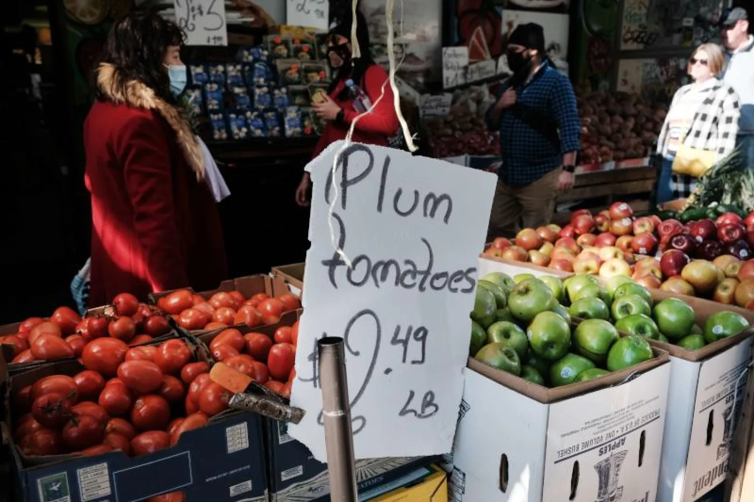 أفراد يتسوقون في سوق للأطعمة بالهواء الطلق في مانهاتن (أ.ف.ب)