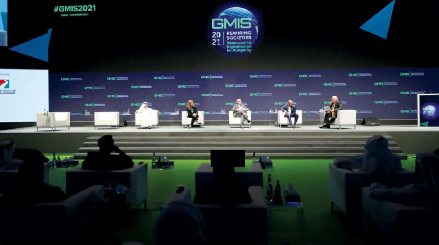 جانب من إحدى جلسات اليوم الثاني للقمة العالمية للصناعة والتصنيع المقامة في دبي (الشرق الأوسط)