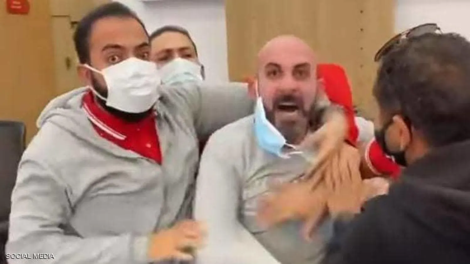 لقطات من مقطع فيديو لمشاجرة فرع فودافون (وسائل التواصل الاجتماعي)