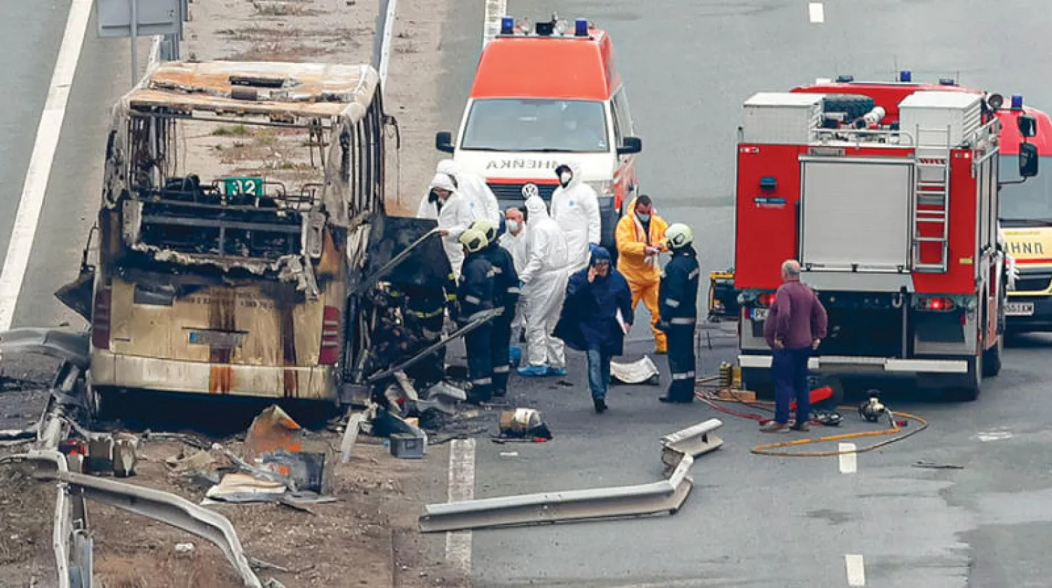 إطفائيون ومسعفون بجانب الحافلة المنكوبة غرب بلغاريا أمس (أ.ب)