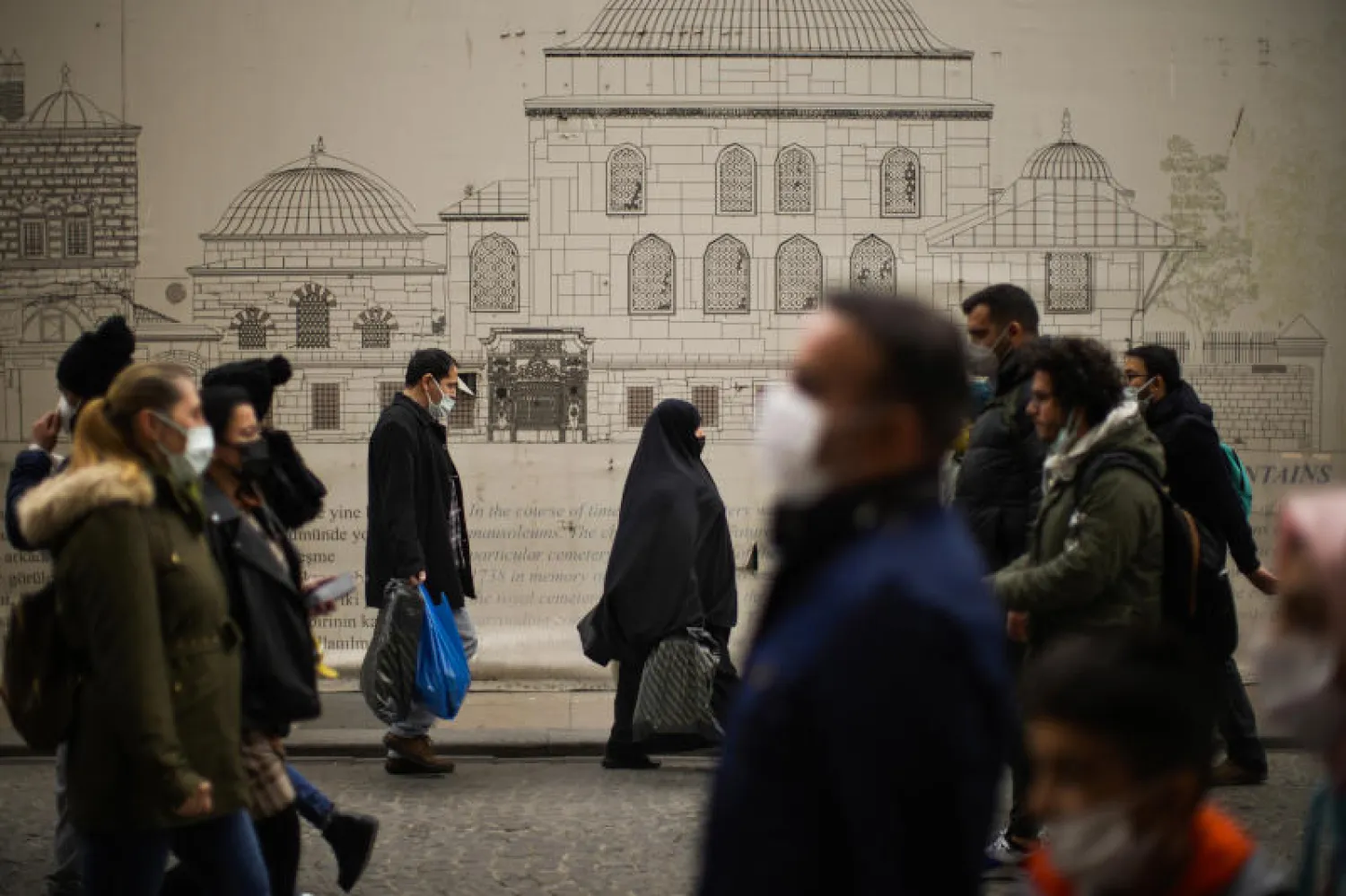 أشخاص يسيرون في منطقة تجارية في اسطنبول(ا.ب)