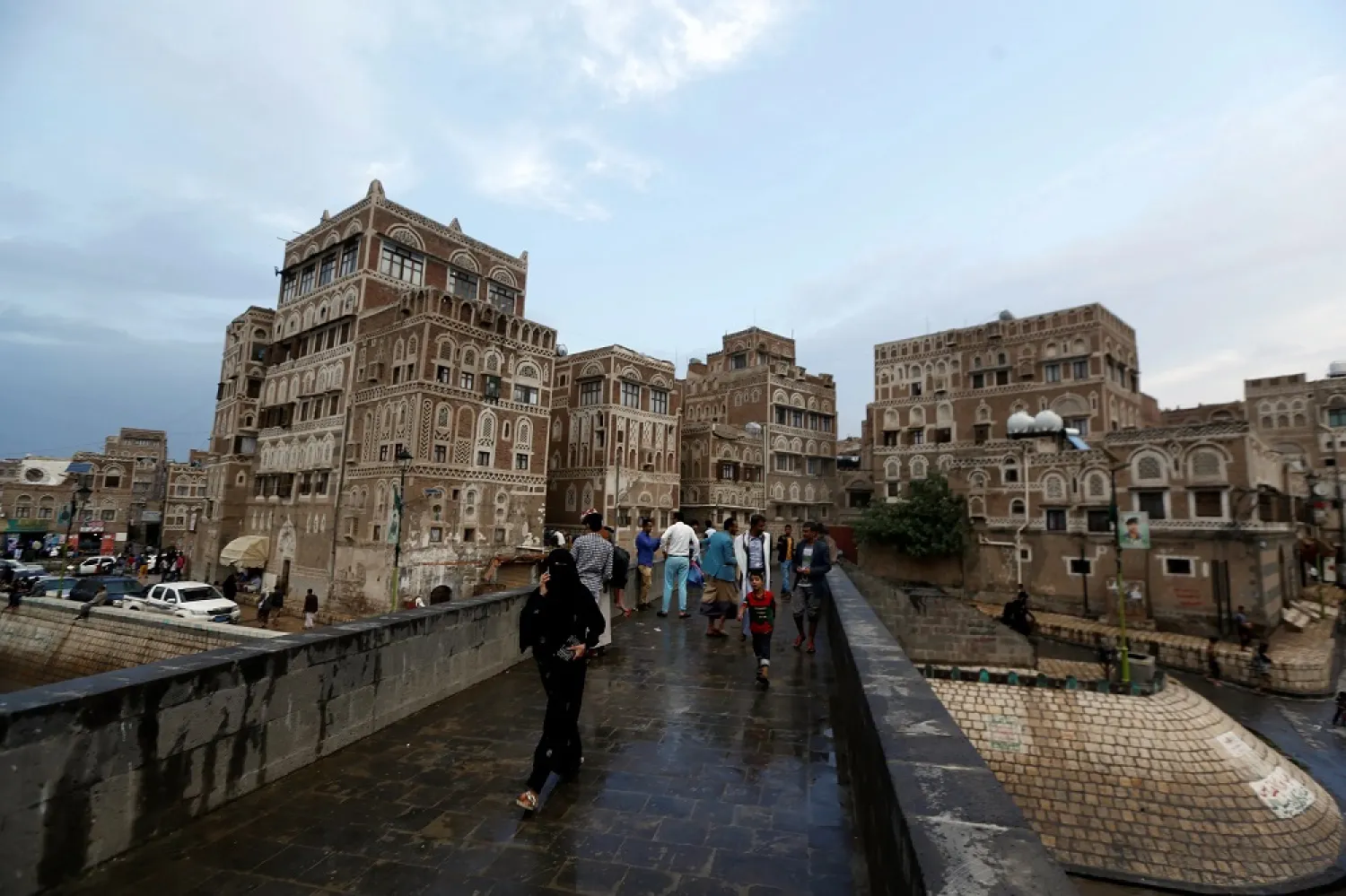 A woman walks on a bridge in the old quarter of Sanaa, Yemen August 6, 2018. Picture taken August 6, 2018. (Reuters)