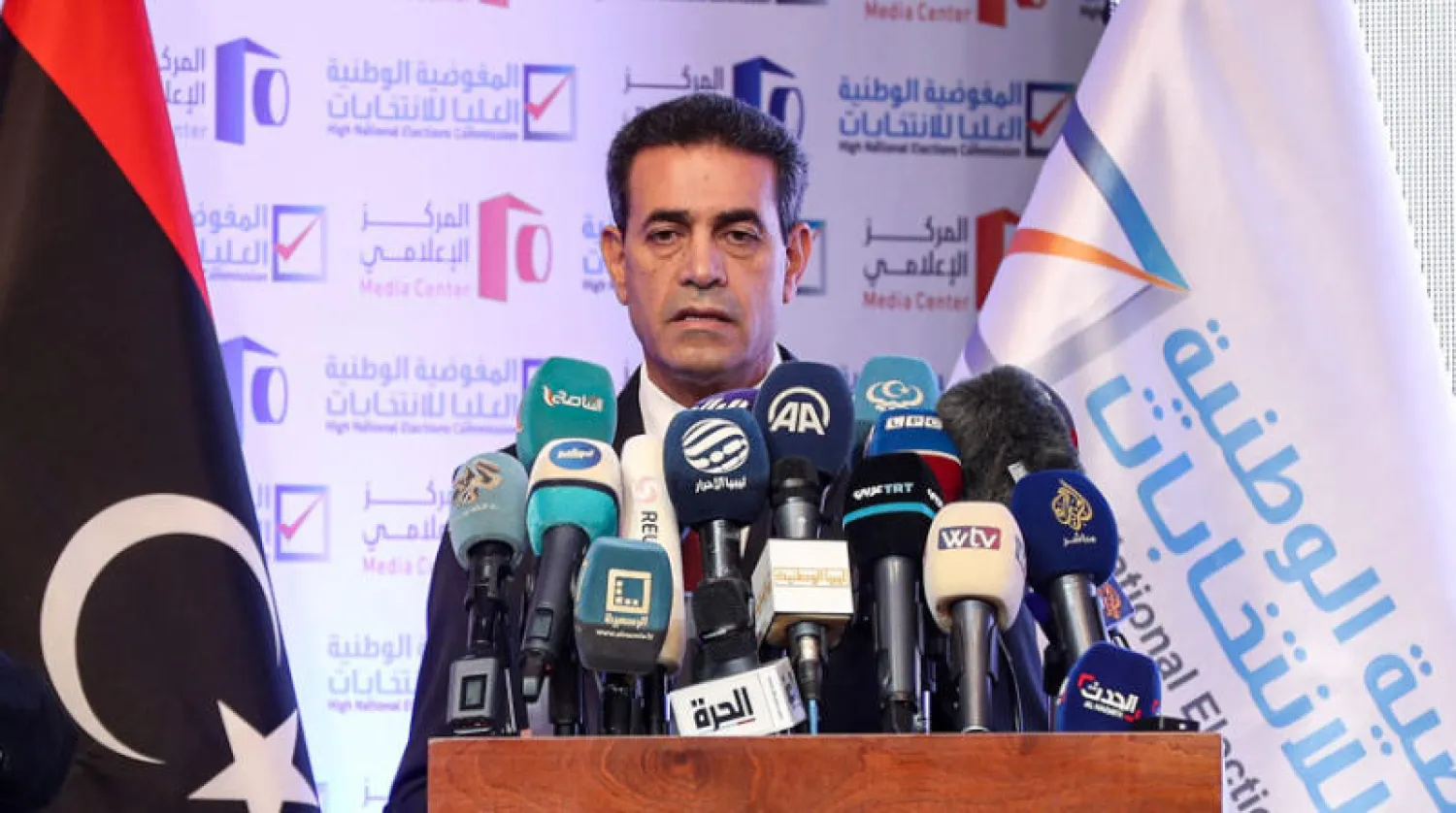 رئيس المفوضية العليا للانتخابات في مؤتمر صحافي بطرابلس أمس (أ.ف.ب)