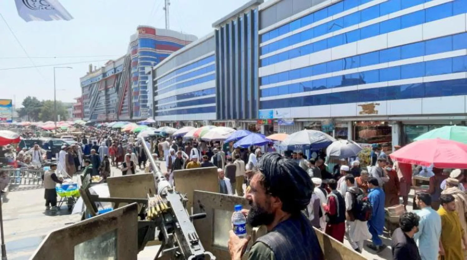 Kabil’de bir pazar yerinde silahlı bir Taliban militanı (Reuters)
