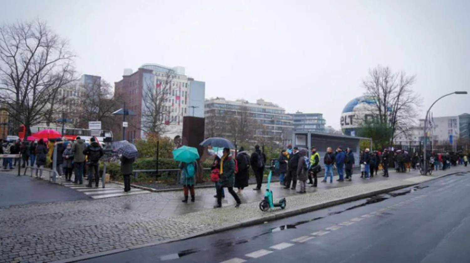 Dün Berlin’de aşı olmak isteyenlerin oluşturduğu uzun sıra (DPA)