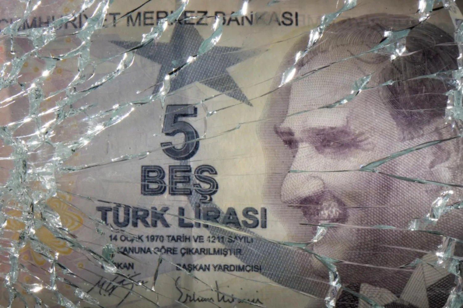 Saat 19.25 itibarıyla dolar/TL 12,75; euro/TL 14,36 seviyesinde işlem görüyor (Reuters)