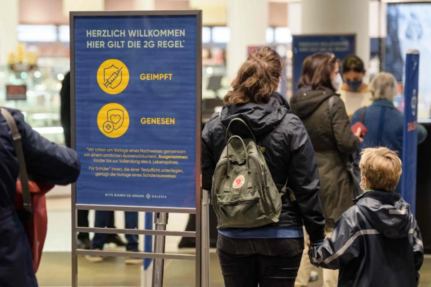 لافتة خارج متجر تُعلم قواعد «كورونا» الحالية في لايبزيغ شرق ألمانيا (أ.ف.ب)