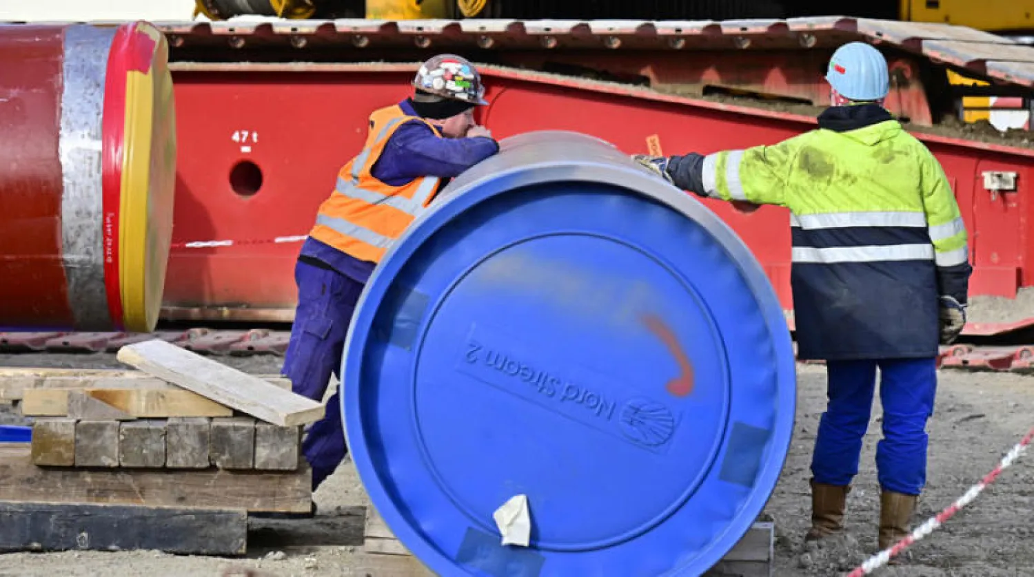 صورة أرشيفية لعاملين في موقع خط أنابيب {نوردستريم 2} في شمال شرقي ألمانيا (أ.ف.ب)